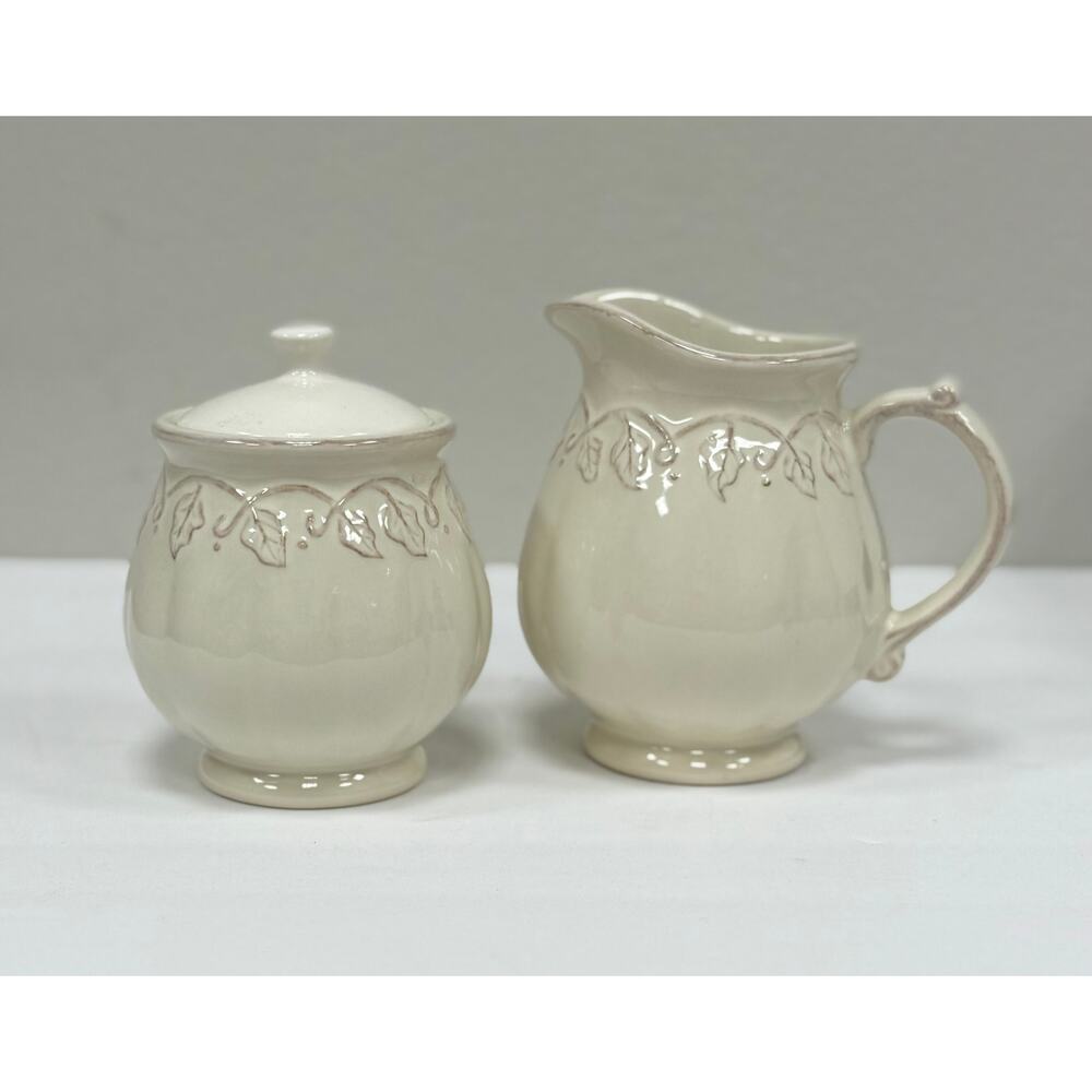 Longaberger Vintage Vine Creamer & Sugar Set. KT161